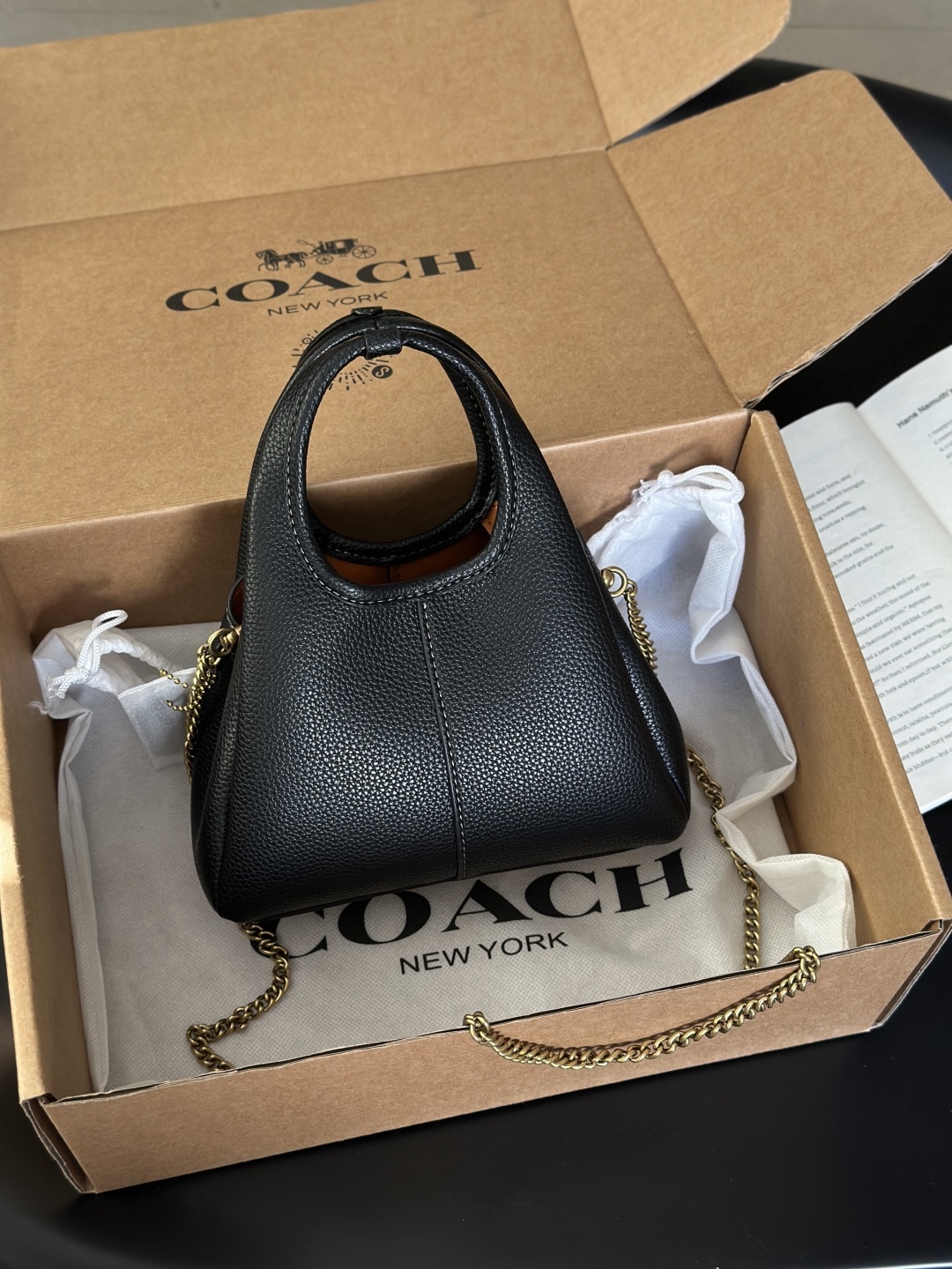 Coach新款首發🔥Lana19 mini號
尺寸：19✖️17cm
精緻小巧，簡約時尚
可手拎，可斜挎 ☑️小號 黑色
尺寸：19✖️17cm