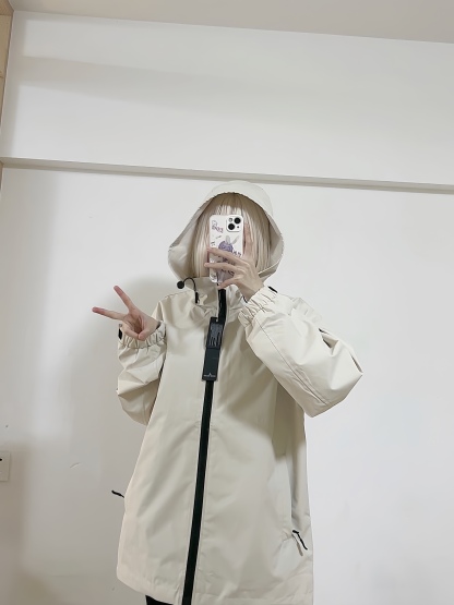 Stone Island/石頭島 24ss 手臂刺繡羅盤衝鋒衣外套
石頭島春季最熱單品 超級吸睛的一款衝鋒衣外套 一眼就能愛上 採用梭織防風防水面料 手感細膩順滑 寬松連帽的版型  水洗標一應俱全 細節滿滿的一款衝鋒衣 大廠代工 品質可靠 

-略帶復古感的機能衝鋒衣 城市徒步 戶外穿行都很出挑 男女都可以駕馭的一款潮流單品 
Color：黑色
A Size：S-XXL