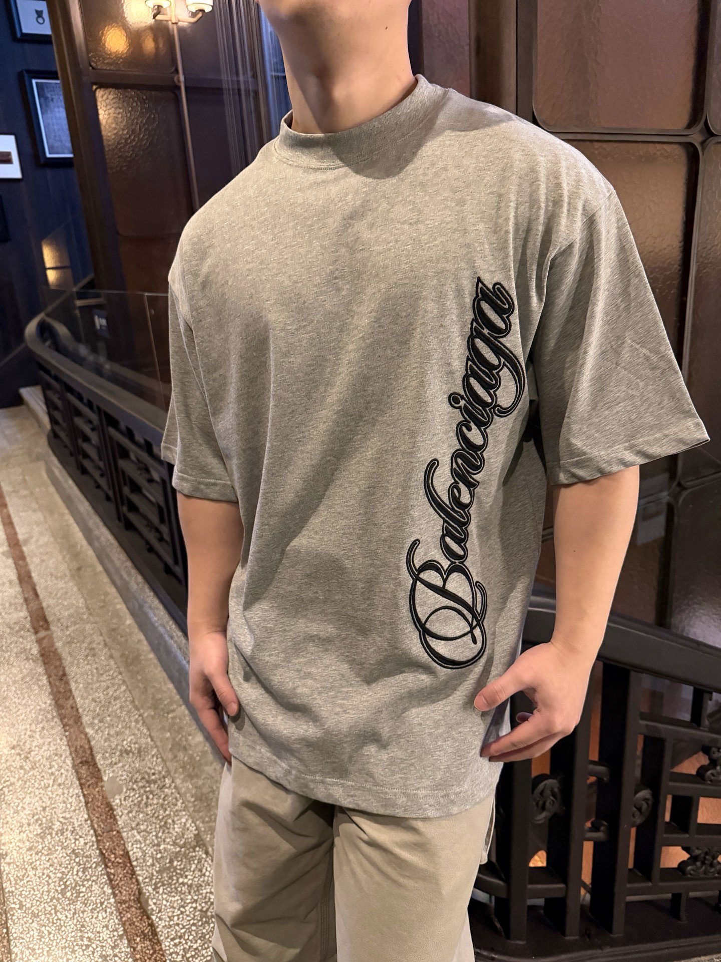 🔝BALENCIAGA巴黎世家BLCG 側邊草體字母短袖T恤
正品購入開發，40支雙紗巴黎棉210克，1*1配套十字羅紋280克，進口刺繡，面料酵洗，定制1：1商標，寬松版型
B Size：S-XL