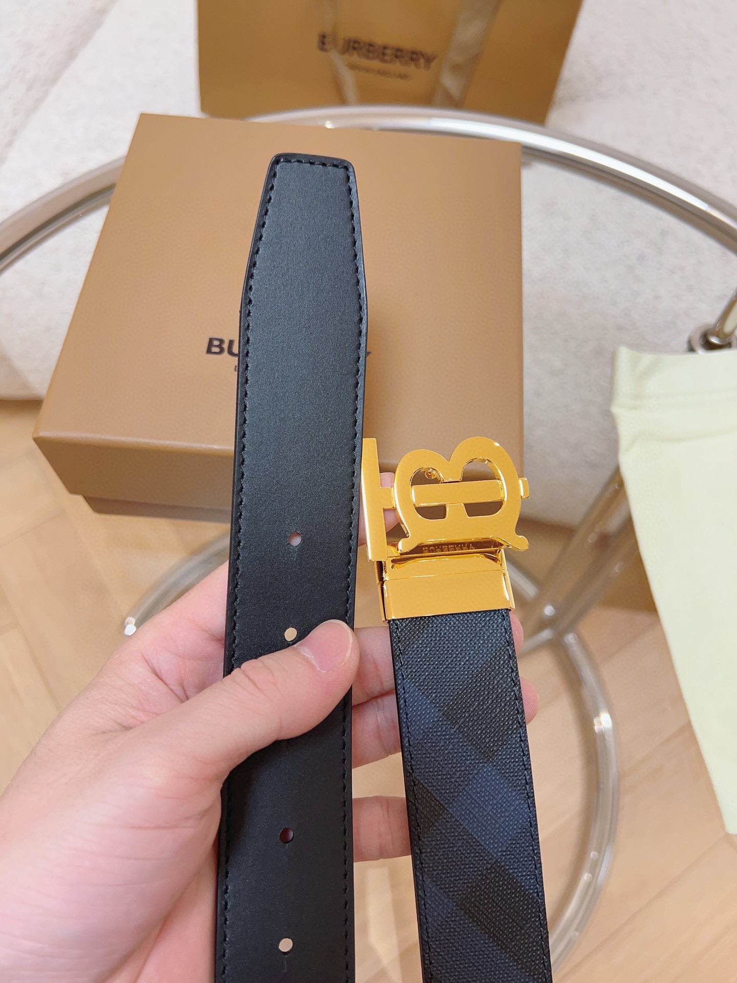 Burberry  專櫃同步 雙面兩用的意大利制腰帶   選用皮革與專屬標識印花環保帆布製作  腰帶配有精美的專屬標識造型飾牌搭扣  寬:3.5cm  精緻優雅  簡單大方.