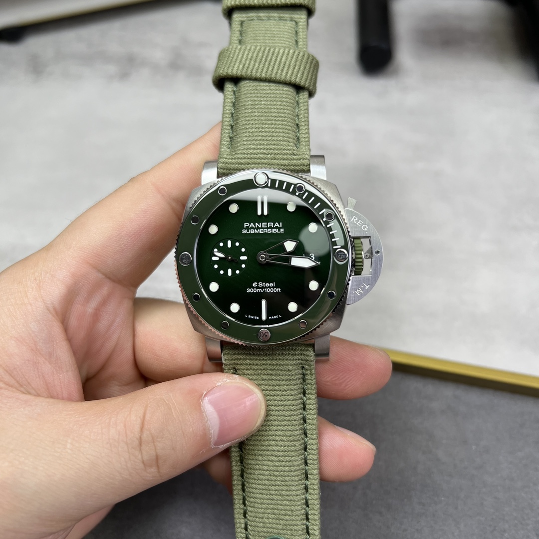 SBF新款：沛納海PAM1287 實拍圖
首款採用拋光圈口，表圈透出翡翠般的光澤。
翡翠綠拋光漸變錶盤，詮釋時間的層次感。
44mm亞洲手腕的黃金尺寸，15-20cm輕鬆駕馭。
簡潔大氣，實物比圖片精緻好看。推薦款