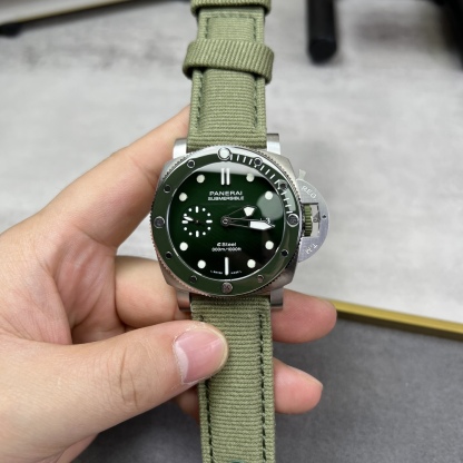 SBF新款：沛納海PAM1287 實拍圖
首款採用拋光圈口，表圈透出翡翠般的光澤。
翡翠綠拋光漸變錶盤，詮釋時間的層次感。
44mm亞洲手腕的黃金尺寸，15-20cm輕鬆駕馭。
簡潔大氣，實物比圖片精緻好看。推薦款