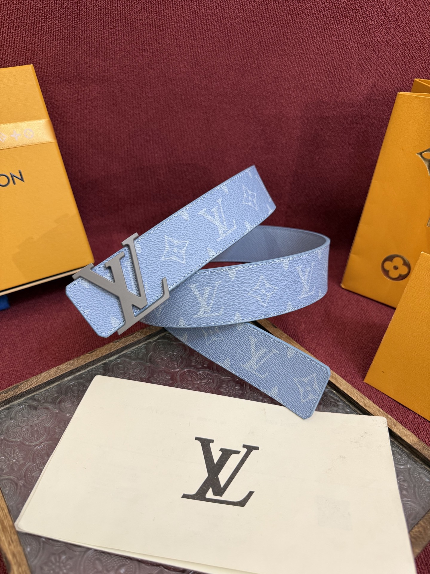 
lv男士新款皮帶寬度4cm 訂製帆布面料飾有全新的圖案效果(顏色純正) 襯托進口小牛皮配色底 搭配精緻的字母搭扣 手感極佳