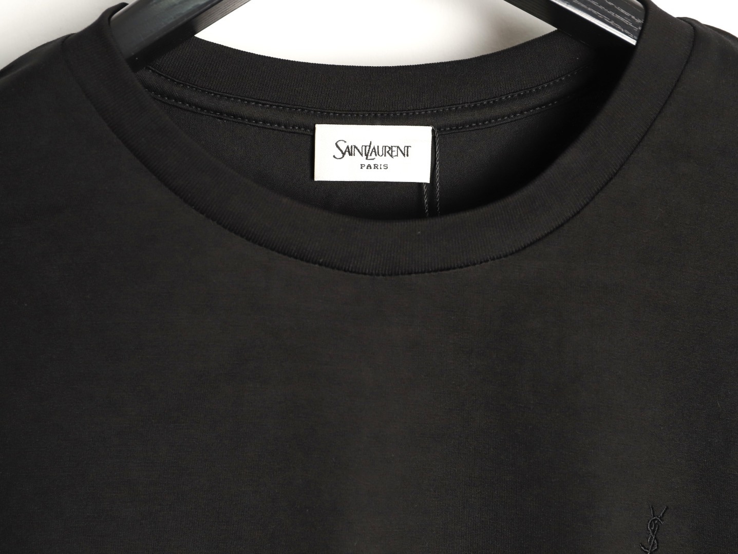 🔝SAINT LAURENT聖羅蘭SLP 小標純色徽標短袖T恤
正品購入開發，50支雙股精品賽爾棉170克，1*1拉架羅紋280克，進口刺繡，面料酵洗，定制1：1商標，寬松版型
B Size：S-XL