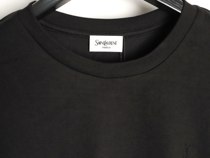 🔝SAINT LAURENT聖羅蘭SLP 小標純色徽標短袖T恤
正品購入開發，50支雙股精品賽爾棉170克，1*1拉架羅紋280克，進口刺繡，面料酵洗，定制1：1商標，寬松版型
B Size：S-XL