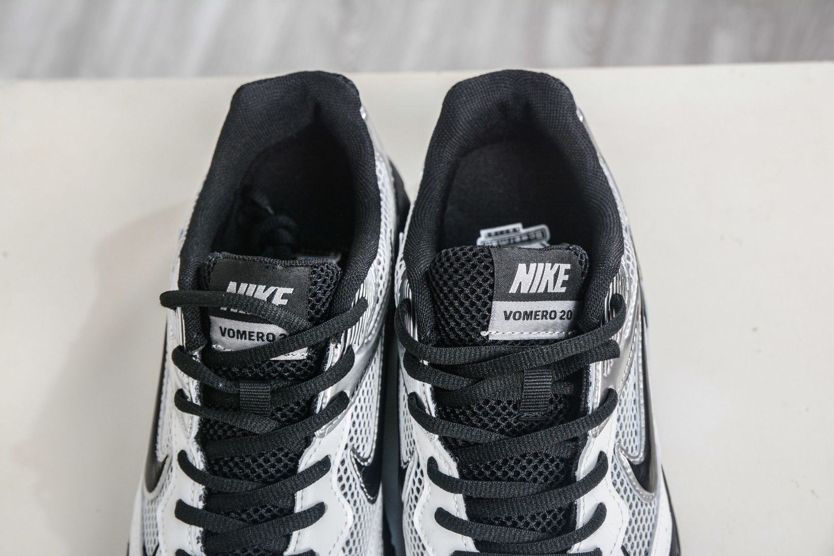 NK Air Zoom Vomero 20 經典復古潮流運動跑鞋 
貨號：HM0829 111
SIZE：36 36.5 37.5 38 38.5 39 40 40.5 41 42 42.5 43 44 45