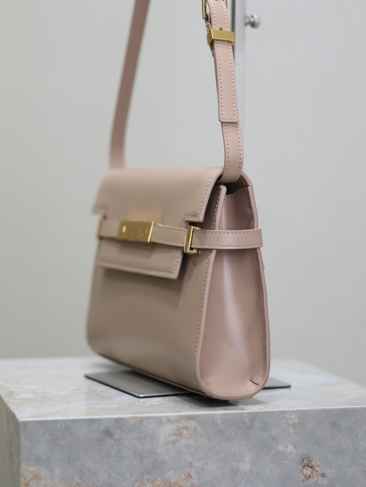 Manhattan_24cm
專櫃同步新款Manhattan法棍包小號24cm全新到貨！最新包型翻蓋曼哈頓法棍包，一改以往經典的logo，取而代之低調簡約的設計風格，它有點像H家的凱莉，很有復古的味道！商務➕休閒兩者結合，總結起來就是百搭！可以手拿，可以單肩或斜挎，一包多用，滿足了商務型女士，又滿足了小女生的休閒！精心挑選的原廠皮、完美的走線、精緻的五金讓整個包包都散髮出高級的味道！
型號：675626
尺寸：24x17.5x6cm