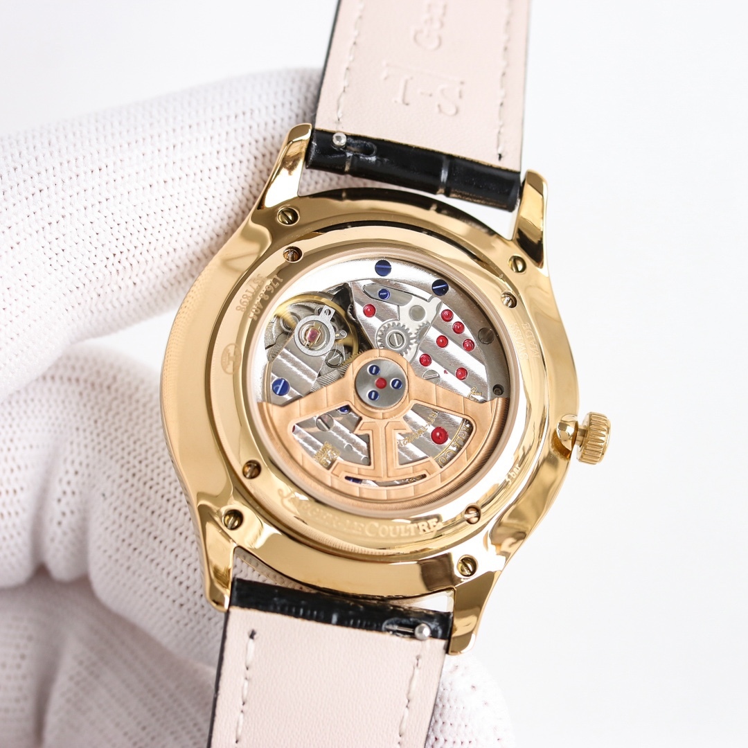 APS新品首發 積家大師系列1218420，傳統與現代的和諧樂章。Master Ultra Thin 超薄大師系列小秒針腕表精鋼款搭（直徑 39 毫米），內載896機芯。此自動上鏈機械機芯精准指示時、分、小秒。
1⃣全新大師系列兩針半採用原裝一致的896機新一比一開模
2⃣簡約精緻的錶盤採用立體式logo，錶盤搪瓷精緻而細膩，帶有標誌性的放射紋
3⃣指針與原裝一致採用陰陽針，一半拉絲一半拋光，錶帶採用進口小牛皮，一鍵式快拆錶帶表扣更加便捷