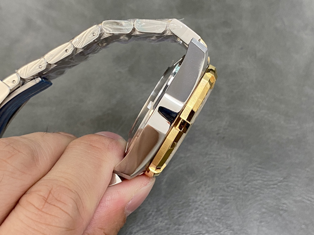 小貴，新款高顏值已上線！Original Tagheuer 泰格豪雅競潛系列計時機械表，搭載原裝Original ETA7750機械機芯，316精鋼表殼，可旋轉陶質圈口 精細拉絲錶帶，深度防水，完美詮釋男人品味。~43mm表徑，藍寶石玻璃帶放大鏡，輕鬆讀取日期！全新全套包裝出。高品質，認准TY出品！非通貨可比。