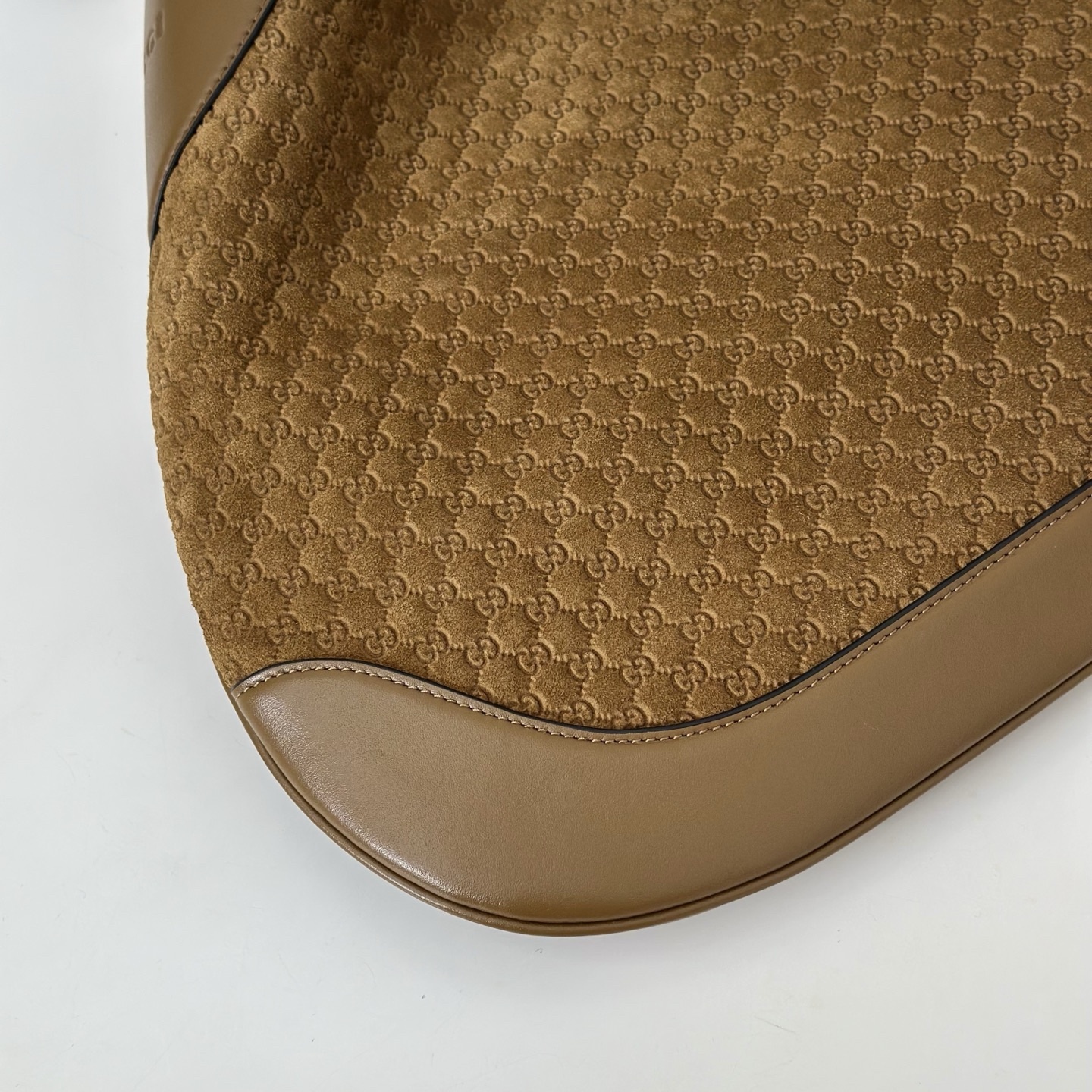 專櫃品質， 原單貨，實物實拍！款號834981棕絨壓字，尺寸：寬42x高36x側寬2cm