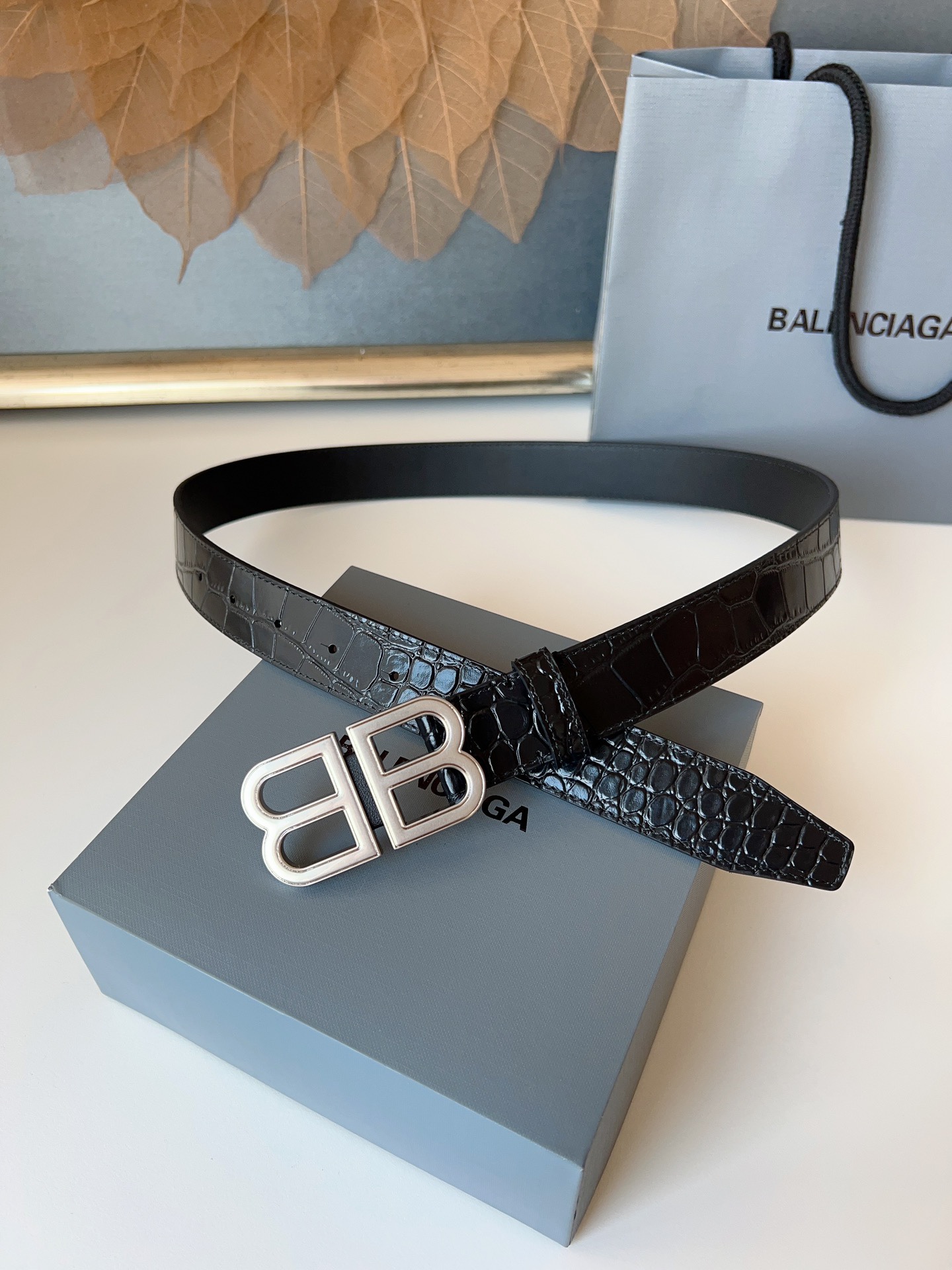 巴黎世家（Balenciaga）寬度3.0cm 是法國的奢侈品牌，作為時尚界最具影響力品牌之一的地位。設計師源於：都市時尚潮流獨特的設計風格，採用進口小牛皮製作；搭配純銅復古五金，使其更具魅力。值得擁有的百搭精品！