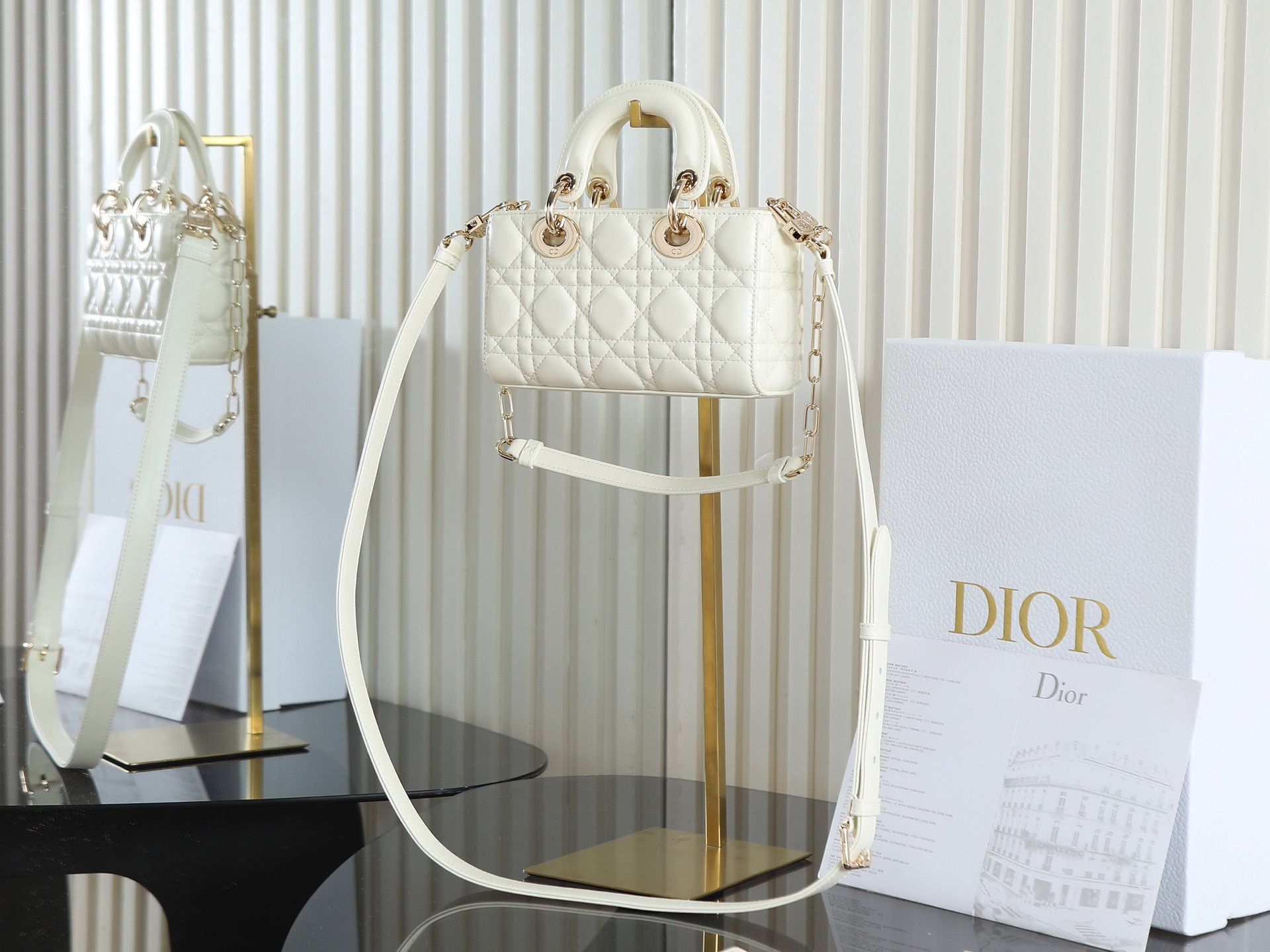 原廠級 白色 迷你尺寸
𝗗𝗶𝗼𝗿 𝗗-𝗝𝗼𝘆 𝗯𝗮𝗴羊皮2025款新款
時尚果然就是輪回，回歸了一把中古戴妃
長方包形，短鏈條➕細長肩帶直接封神！！
復古時髦感超強，真是什麼場合都可以把住
絕對是lady中的天花板了，強勢出圈啦姐妹們
款號：0636
尺寸：19x10.5x5.5cm
