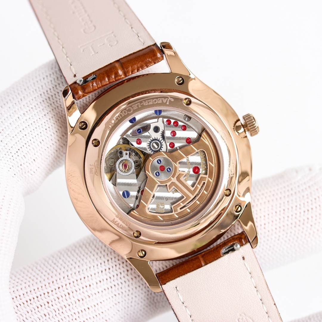 APS新品首發 積家大師系列1218420，傳統與現代的和諧樂章。Master Ultra Thin 超薄大師系列小秒針腕表精鋼款搭（直徑 39 毫米），內載896機芯。此自動上鏈機械機芯精准指示時、分、小秒。
1⃣全新大師系列兩針半採用原裝一致的896機新一比一開模
2⃣簡約精緻的錶盤採用立體式logo，錶盤搪瓷精緻而細膩，帶有標誌性的放射紋
3⃣指針與原裝一致採用陰陽針，一半拉絲一半拋光，錶帶採用進口小牛皮，一鍵式快拆錶帶表扣更加便捷