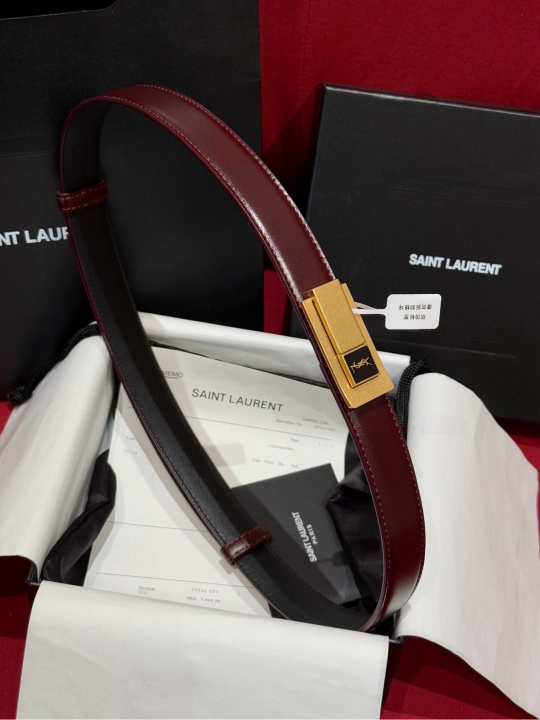 YSL頂級版復刻新寵腰帶
經典百搭款 搭配牛仔褲或者裙子都很好看 長短可調節 25mm寬 雙面進口小牛皮 精緻的真空鍍鈀搭扣飾有琺瑯字體效果