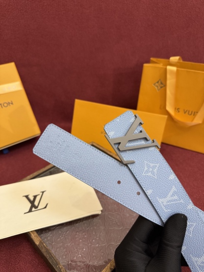 
lv男士新款皮帶寬度4cm 訂製帆布面料飾有全新的圖案效果(顏色純正) 襯托進口小牛皮配色底 搭配精緻的字母搭扣 手感極佳