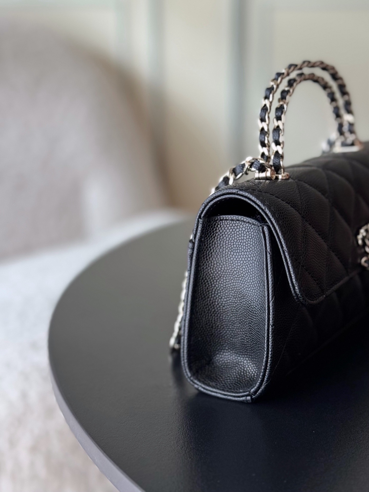 Chanel 25S 新款本季 最火的小球牛皮Kelly 手柄包
這顆絕對是黑馬
第一眼看到就深深愛上💕
顏值不必說 直接閉眼入不會錯
很好打理 也是百搭型
實現了單背斜挎腋下背手拎的效果📷
簡直就是福音〰️
很精緻 值得珍藏🔝

五金：全鋼18K淺金
皮料：獨家Haas小牛皮
尺寸：𝟏8*𝟏0*4.𝟓 𝚌𝚖
型號：AS3238