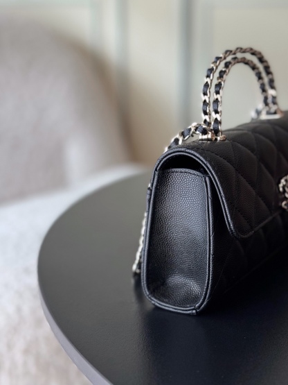 Chanel 25S 新款本季 最火的小球牛皮Kelly 手柄包
這顆絕對是黑馬
第一眼看到就深深愛上💕
顏值不必說 直接閉眼入不會錯
很好打理 也是百搭型
實現了單背斜挎腋下背手拎的效果📷
簡直就是福音〰️
很精緻 值得珍藏🔝

五金：全鋼18K淺金
皮料：獨家Haas小牛皮
尺寸：𝟏8*𝟏0*4.𝟓 𝚌𝚖
型號：AS3238