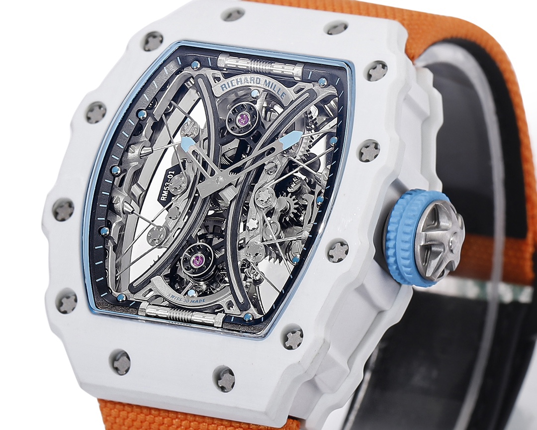 白色TPT石英纖維
【RICHARD MILLE】理查米爾RM53-01 將腕表設計與運動賽事相互結合，完美詮釋了賽場上的勇者堅定信念、頑強拼搏的精神。RM53-01以馬術運動為背景，採用多種高科技材料來抵御運動時帶來的強烈撞擊，從而保證不受破壞、正常運轉。高科技材質打造如同“護具”。“RM 53-01 PABLO MAC DONOUGH”的陀飛輪腕表，此款腕表除具備運動腕表的動感與活力外，還配備了堅固的TPT®碳纖維表殼、層壓藍寶石水晶表鏡以及固定機芯的懸浮式鋼索，有效的降低巨大衝擊