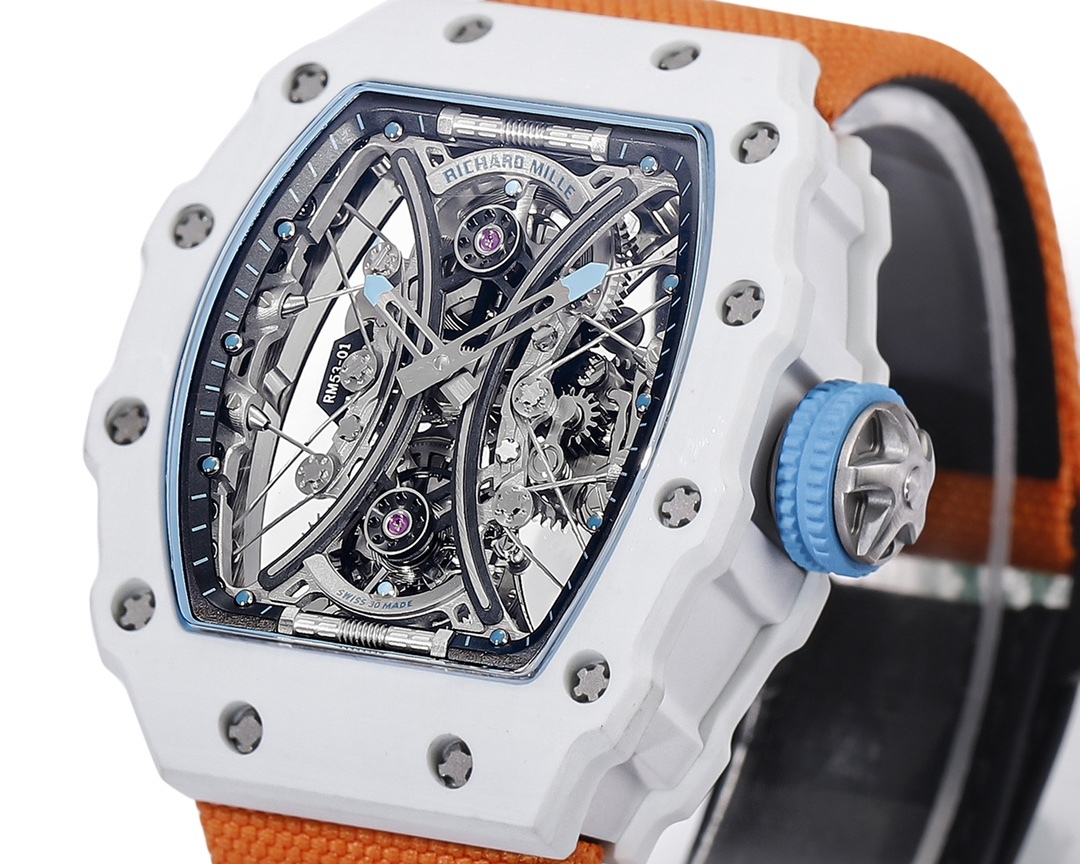 白色TPT石英纖維
【RICHARD MILLE】理查米爾RM53-01 將腕表設計與運動賽事相互結合，完美詮釋了賽場上的勇者堅定信念、頑強拼搏的精神。RM53-01以馬術運動為背景，採用多種高科技材料來抵御運動時帶來的強烈撞擊，從而保證不受破壞、正常運轉。高科技材質打造如同“護具”。“RM 53-01 PABLO MAC DONOUGH”的陀飛輪腕表，此款腕表除具備運動腕表的動感與活力外，還配備了堅固的TPT®碳纖維表殼、層壓藍寶石水晶表鏡以及固定機芯的懸浮式鋼索，有效的降低巨大衝擊