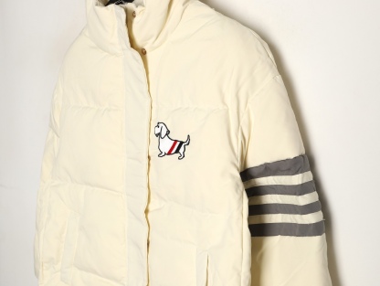 THOM BROWNE/湯姆布朗TB 四槓小狗長款羽絨服
採用進口90鴨絨填充 內外里加雙層內膽不會跑毛 高密度防風抗寒功能性面料 手感柔軟舒適  工藝更是精湛 嚴防鑽絨 採用國際先進的真空充絨技術 增加空氣隔層 不損傷羽線 能保持羽原有的柔軟性、彈性及手感 將羽絨的保暖性發揮到最佳！
N Size：S-M