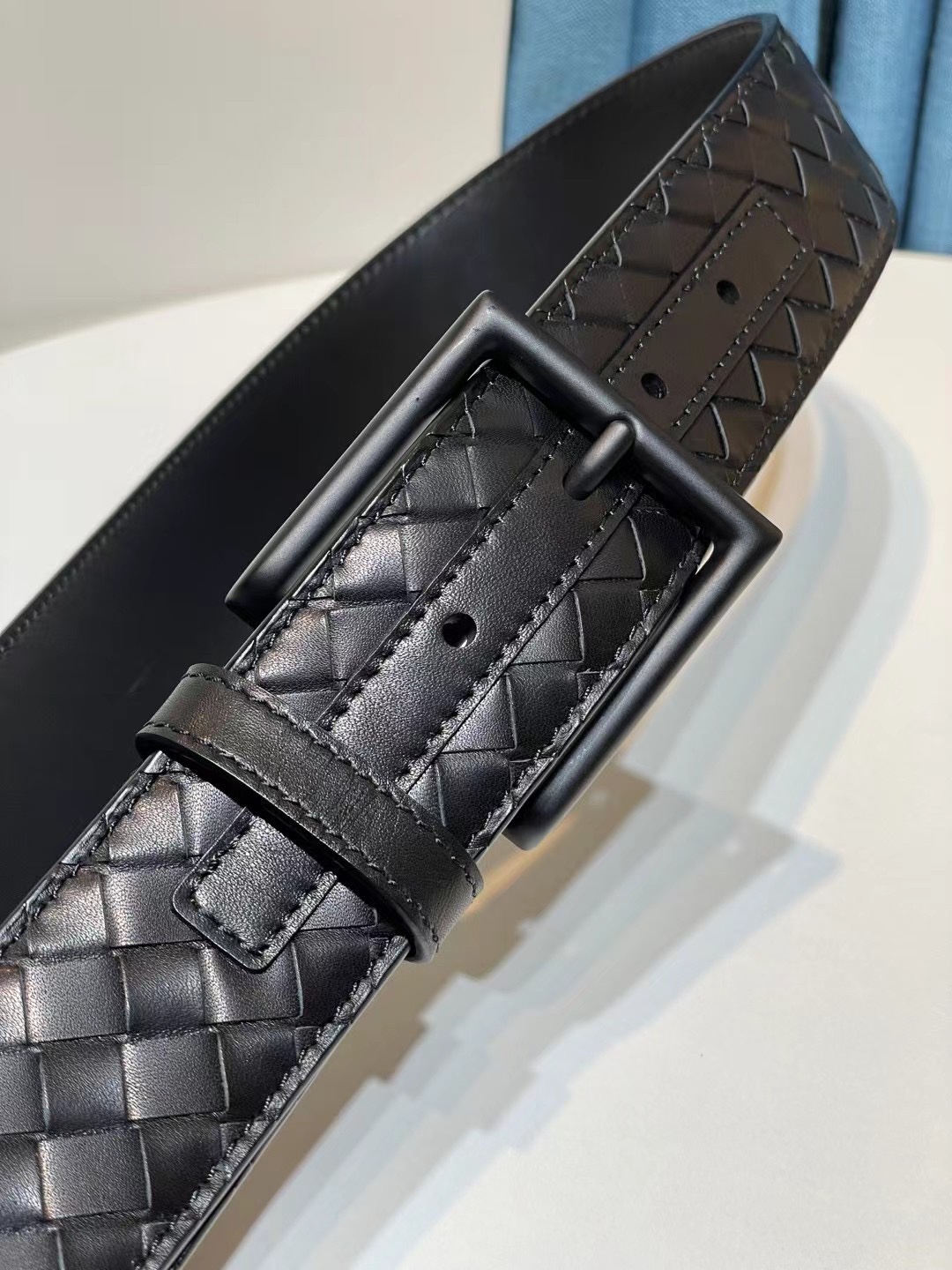 🔥🔥新 🆕純手工編織皮帶可為休閒裝或正裝造型增添優雅韻味，🔥是低調奢華的典範。[嘴唇]採用意大利柔軟的胎小牛皮全手工精工打造而成，鎳色五金扣頭令其更顯獨特別緻、🔥[嘴唇]優雅迷人氣息。[強]4.0cm寬