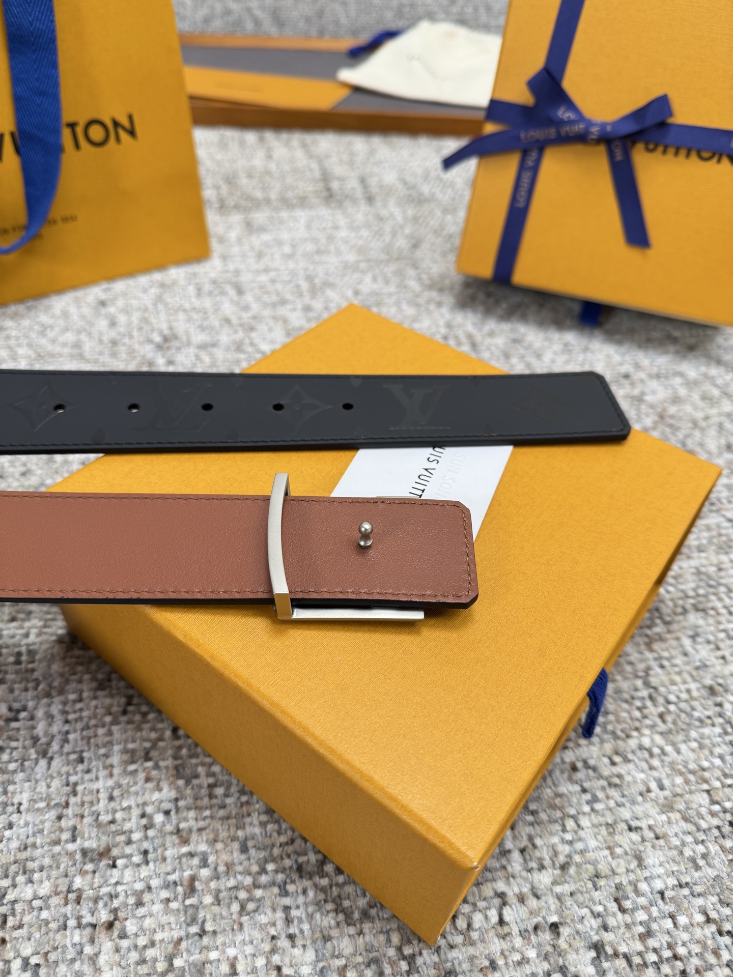 
Louis Vuitton LV腰带 丝印系列 原厂五金 精致手工绘边 柔软舒适 宽4.0