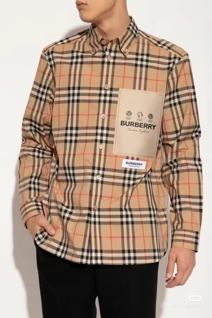Burberry/巴寶莉 標籤貼布格紋棉質長袖襯衫
第一時間打版。面料為定制俯綢，上身絲滑透氣。紅外線定位裁剪，
定制貝殼頭扣，領子袖口復合硬襯，暴力水洗不會變形。
埋夾包縫工藝，保持版型不變形。國內頂級襯衫代工廠出貨，
前短後長 剪裁大膽突破常規，
完美還原Zp每個細節，商務休閒皆可搭配，人手幾件絕不為過。
裝飾品牌典藏 復古大格紋，BUR粉絲的衣櫥珍藏款式,尤其是對於忠實的BUR粉來說，
此款更是絕對不能錯過的珍寶級別產物！
S Size:S-XL