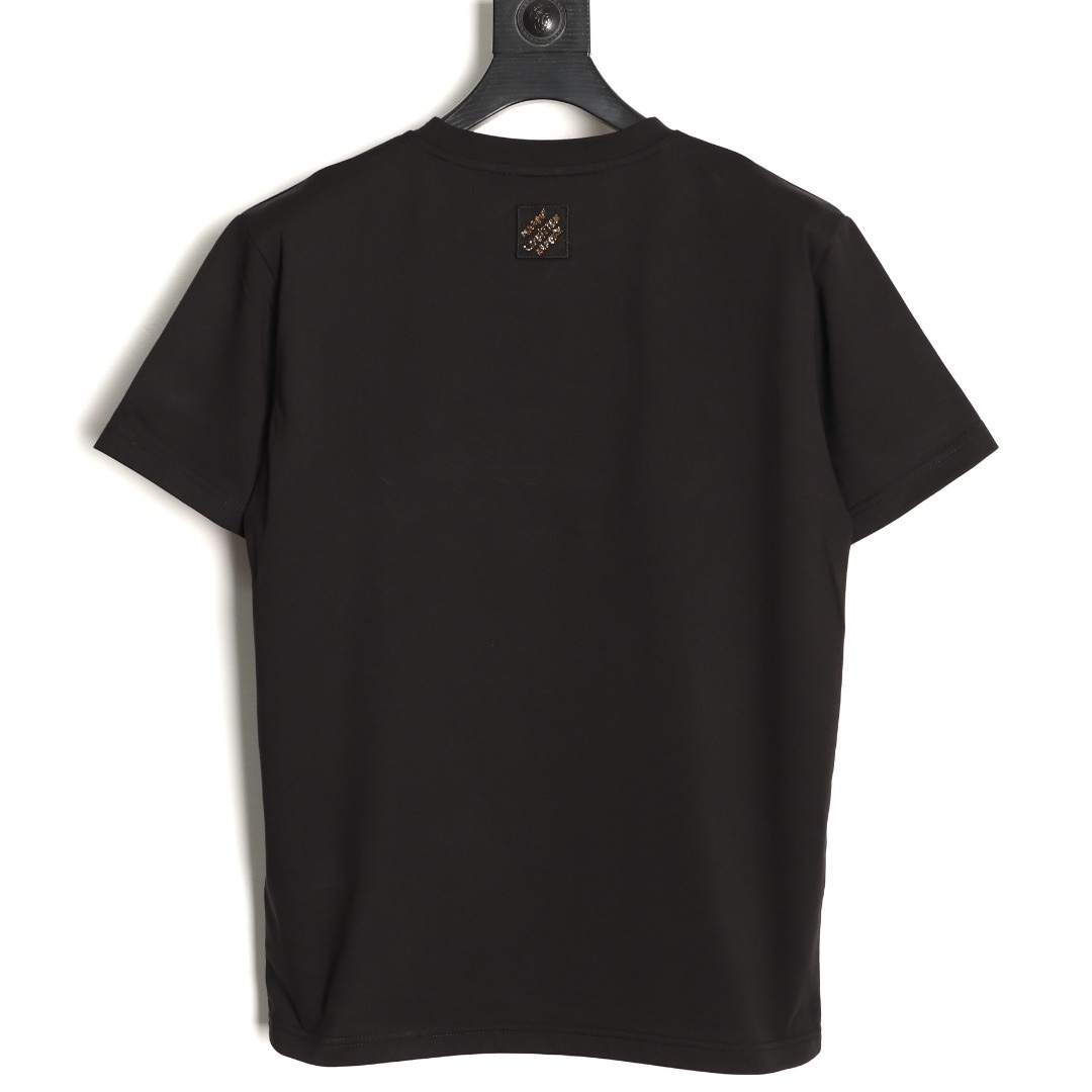 🔝LOUIS VUITTON LV 亮片字母特種刺繡短袖T恤
正品購入，26支雙紗全棉精梳棉220克，1*1索羅娜羅紋280克，特種刺繡，面料酵洗，定制亮片、章仔、商標，合身版型
B Size：S-XL