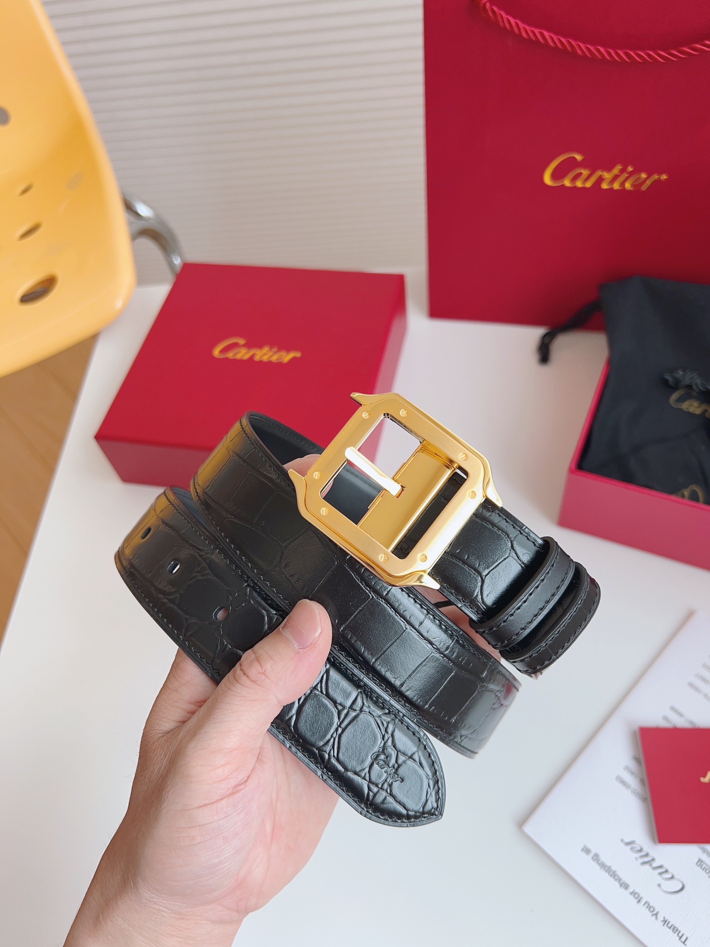 
Cartier（卡地亞）憑借匠心傑作展現與眾不同的美感，融合精湛工藝與經典設計，演繹雋永風格；瀟灑不羈，果敢獨立！此款式易搭配服飾；休閒正裝兩相宜。皮帶寬度：35mm