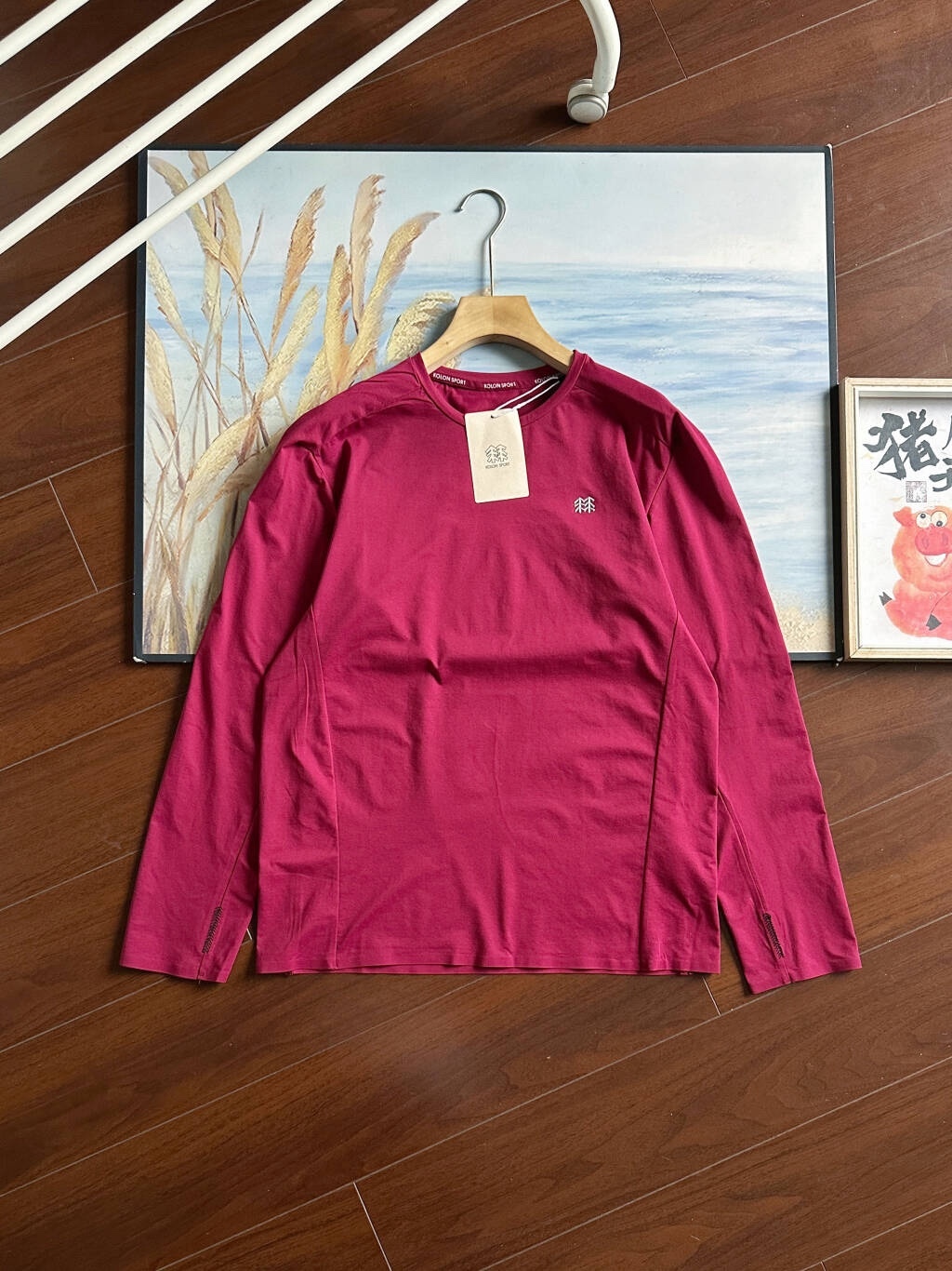 2026KOLONSPORT可隆馭馬迎風新春限定系列吸濕速乾長袖T恤CNYS-FUCTIONAL圓領長袖。打底衫本命年的情侶夫妻們！安排起來！料子很舒服 可隆休閒衣登山男女士彈力圓領戶外運動防曬長袖打底T恤！！可隆的內搭 SECO面料和 POLYGIENE銀鹽抗菌科技結合速乾，棉觸感，抗褶皺，耐洗護，基礎款圓領長袖T恤，具備高彈力、防曬性能背面 微拉絨處理，提高穿著舒適性！！面料：聚酯纖維80%  氨綸20%櫃子同步 迪家高端專業運動面料，精梳輕拉絨，親膚舒適，排汗吸濕！面料不易變形、不易褪色
