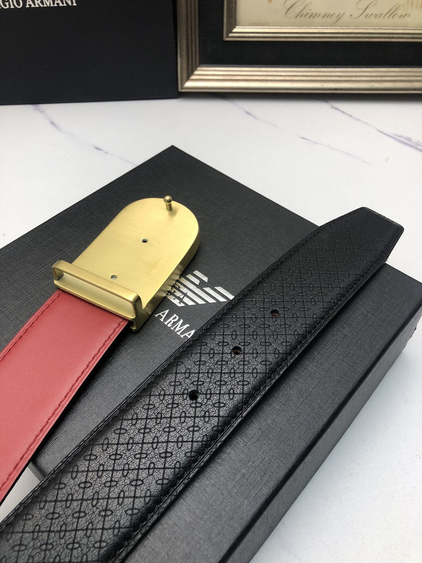 阿曼妮：原單頭層小牛皮燙印花紋，內襯平紋牛皮底，營造織紋外觀。飾以標誌原單扣。專櫃寬度4.0