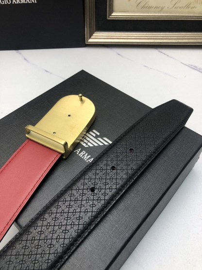 阿曼妮：原單頭層小牛皮燙印花紋，內襯平紋牛皮底，營造織紋外觀。飾以標誌原單扣。專櫃寬度4.0