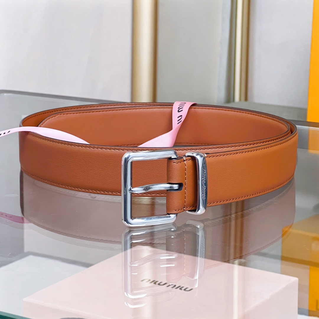 這款皮革腰帶設計簡約而優雅，腰帶環伴以Miu Miu徽標。雙面進口小牛皮 金屬搭扣 腰帶環飾激光雕刻徽標
寬度: 3.5cm
