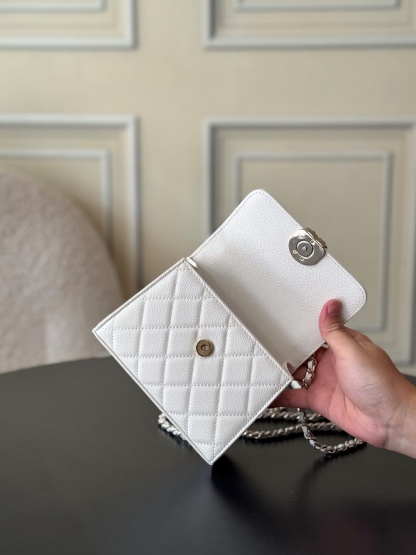 Chanel 25S 新款本季 最火的小球牛皮Kelly 手柄包
這顆絕對是黑馬
第一眼看到就深深愛上💕
顏值不必說 直接閉眼入不會錯
很好打理 也是百搭型
實現了單背斜挎腋下背手拎的效果📷
簡直就是福音〰️
很精緻 值得珍藏🔝

五金：全鋼18K淺金
皮料：獨家Haas小牛皮
尺寸：𝟏𝟒.𝟓*𝟏𝟏.𝟓*𝟓.𝟓 𝚌𝚖
型号：AS3237