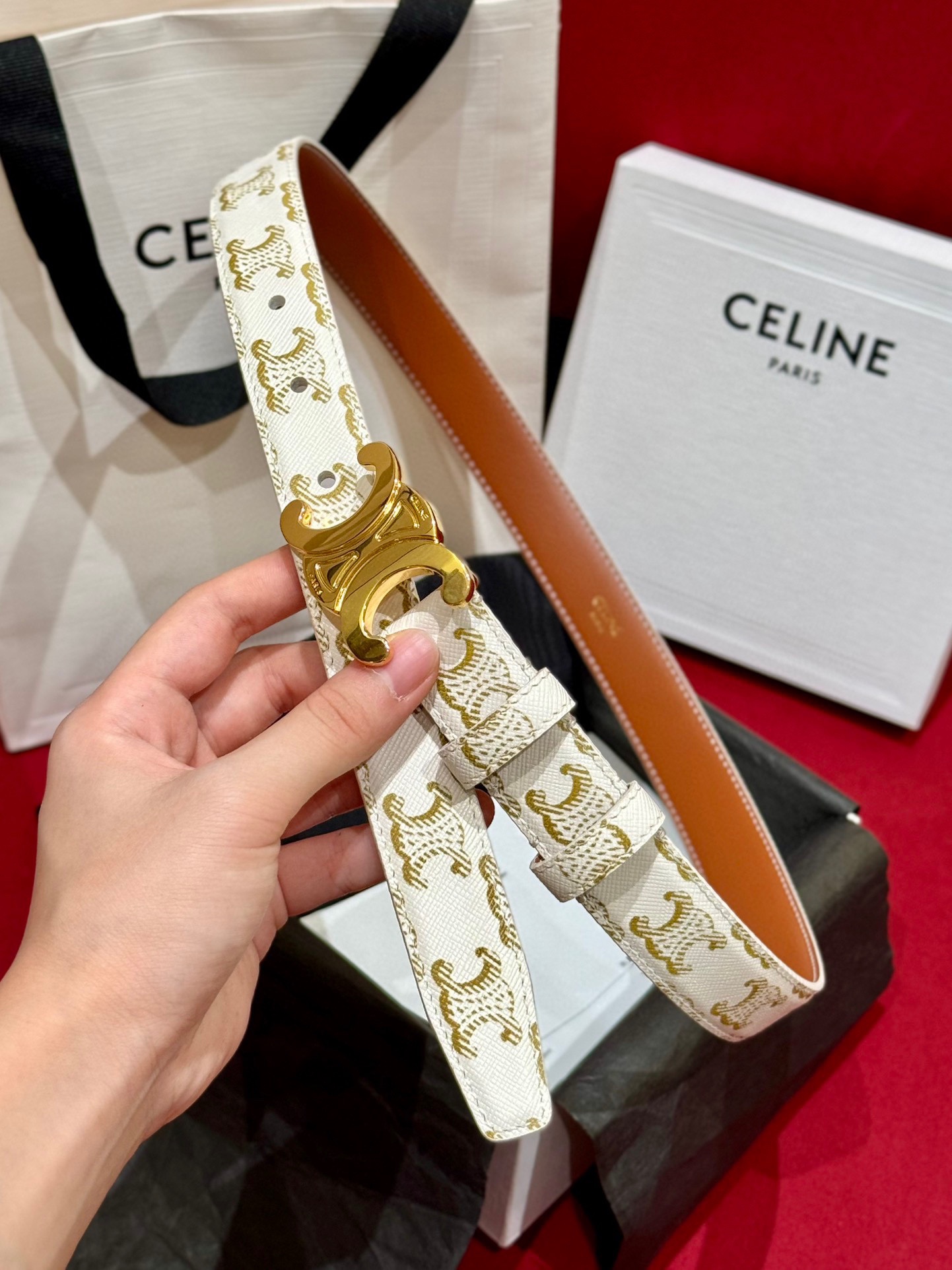 賽琳新款女士凱旋門腰帶
TRIOMPHE 雙面頂級小牛皮腰帶
百搭時尚潮流，寬度2.5cm