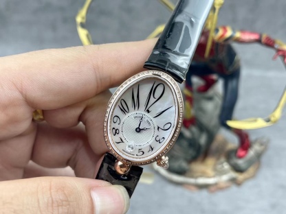 [玫瑰][玫瑰]最強 升級版 頂級 復刻女款 寶璣那不勒斯皇后系列，
【表殼】腕表尺寸分別為中號36.5x28.5毫米 
鵝卵形表殼高雅大氣，表殼外緣飾有錢幣紋。表圈和表殼周圍鑲嵌共117顆施華洛水晶（約0.99克拉）。表冠處鑲有一顆梨形晶石（約0.26克拉）
【精彩細節】
1.與原裝吻合，在表殼背部均打有貴金屬標識，效果清晰工整，彰顯腕表檔次。2.穹面玻璃，從側面看不僅有魚眼效果，還能折射鑽石帶來的璀璨光芒，更顯腕表高貴血統。
3.為了達到原裝K金質量的手感，調試了表殼內部結構的配重，做到重量與原版如出