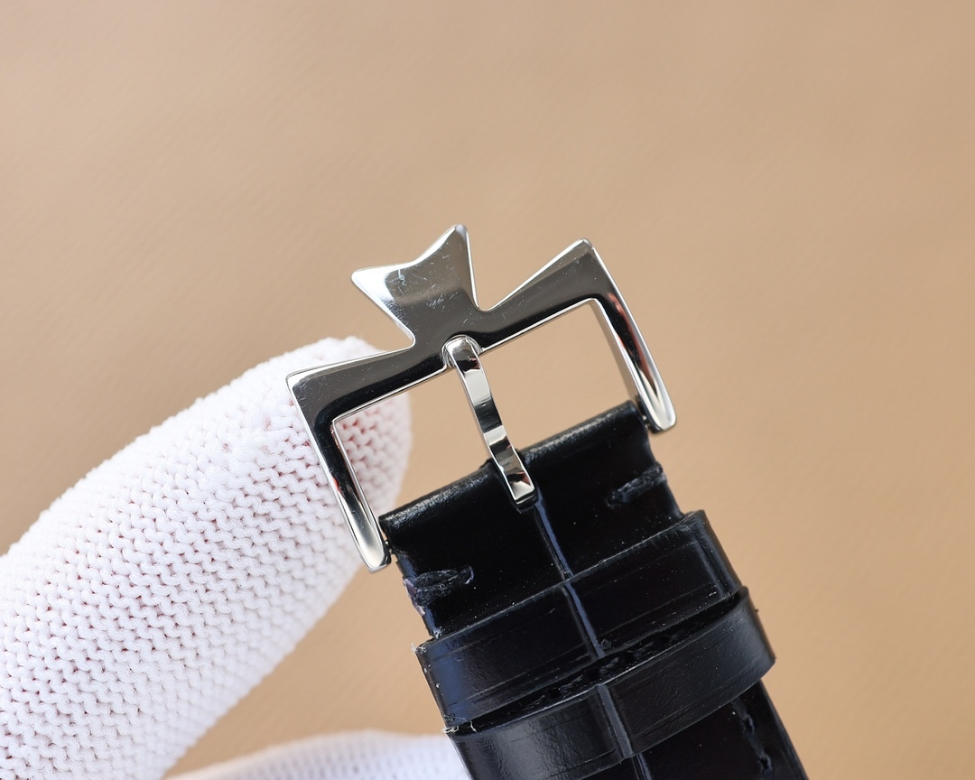
TW 最新熱門款🔥】江詩.丹頓🆕Vacheron constantin 經典之美品鑒江詩.丹頓傳承系列腕表！
1⃣️團隊歷時9個月精心設計，敢為人先，力求完美，突破多層技術瓶頸💪
2️⃣ 市場獨家最新鍋蓋玻璃材質，超強的3D立體感，超薄工藝，超強夜光，直徑42mm👏
3️⃣款式採用原裝9015®機芯，每小時振頻28800次，零返修®質量✅
4⃣️ 錶盤上採用經典獨家內影，更顯示出這款腕表的華貴氣質🕶
5⃣️ 款式搭配意大利牛皮讓手腕更貼合舒適
   🔥頂級出品 精品不斷🔥