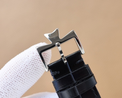 
TW 最新熱門款🔥】江詩.丹頓🆕Vacheron constantin 經典之美品鑒江詩.丹頓傳承系列腕表！
1⃣️團隊歷時9個月精心設計，敢為人先，力求完美，突破多層技術瓶頸💪
2️⃣ 市場獨家最新鍋蓋玻璃材質，超強的3D立體感，超薄工藝，超強夜光，直徑42mm👏
3️⃣款式採用原裝9015®機芯，每小時振頻28800次，零返修®質量✅
4⃣️ 錶盤上採用經典獨家內影，更顯示出這款腕表的華貴氣質🕶
5⃣️ 款式搭配意大利牛皮讓手腕更貼合舒適
   🔥頂級出品 精品不斷🔥