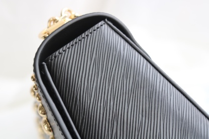 原版品質50306/50280/50282 原版中號[玫瑰]貨比三家，請認准內碼：0088[太陽][太陽]LV最新最火款Twist Denim出貨了💃此款Twist中號手袋飾有由刻有圖案的花形金色與銀色鉚釘組成的旭日花紋，與巴黎芳登廣場路易威登旗艦店前的巨型太陽雕像遙相呼應。由Epi皮革裁制而成，打造優雅晚裝造型的珍貴之選。 外型小巧，別緻的弧形底座增加了手袋容量[強]可調節鏈條適合斜跨或優雅的肩背[強]中號尺寸:23*18*8cm