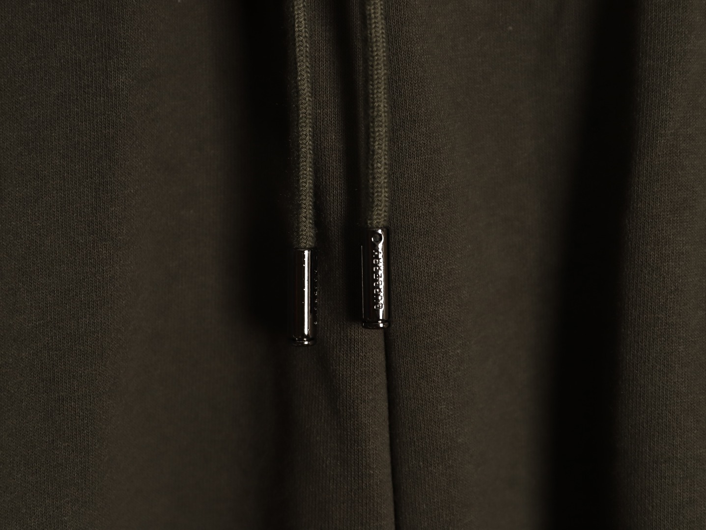 Burberry/巴寶莉 24Fw  TB格紋貼布立體刺繡棉質針織長褲  
面料採用400克洗水純棉毛圈棉質面料，訂染顏色後整蝕毛處理，對照原版做絲滑超柔處理，
布面肌理股線清晰明顯，垂感一級棒，做工精緻都到達外貿出口標準，
刺繡工藝採用百靈達刺繡機器，使刺繡顏色更加飽滿，繡花更加立體，
透氣舒適度高，細節無可挑剔，手感細膩柔軟！上身版型超贊！
顏色：黑色  軍綠
M1 size：S-XL
