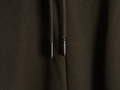 Burberry/巴寶莉 24Fw  TB格紋貼布立體刺繡棉質針織長褲  
面料採用400克洗水純棉毛圈棉質面料，訂染顏色後整蝕毛處理，對照原版做絲滑超柔處理，
布面肌理股線清晰明顯，垂感一級棒，做工精緻都到達外貿出口標準，
刺繡工藝採用百靈達刺繡機器，使刺繡顏色更加飽滿，繡花更加立體，
透氣舒適度高，細節無可挑剔，手感細膩柔軟！上身版型超贊！
顏色：黑色  軍綠
M1 size：S-XL
