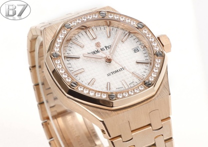 B7  Factory
AP愛彼 女款愛彼皇家橡樹 剔除機芯甲板多餘部分，使之變得更加鏤空——成就鋼表巔峰—— 實力演繹 衛冕“鋼”王！【6大精妙之處】1.正品拆解開模，尺寸為37毫米與正品一致！2.完美還原正品表殼的每一處細節，盡顯正品“稜角分明 堅毅果敢”的陽剛氣質。3.鋼帶的做工無可挑剔，比市面上任何鋼帶表做工均要更上一層樓，鋼帶頭粒和表頭銜接的“緩衝帶”的鬆緊程度與正品一模一樣。4.自動陀的與原裝致敬，是市面唯一做到顏色於原裝一致的版本（市面一般版本均偏紅）其上的ap族徽雕刻獨一無二。