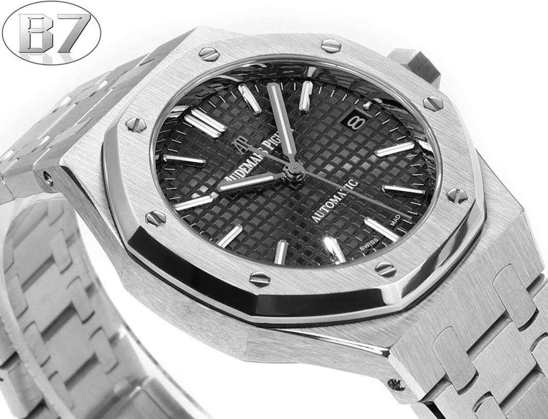 B7  Factory
AP愛彼 女款愛彼皇家橡樹 剔除機芯甲板多餘部分，使之變得更加鏤空——成就鋼表巔峰—— 實力演繹 衛冕“鋼”王！【6大精妙之處】1.正品拆解開模，尺寸為37毫米與正品一致！2.完美還原正品表殼的每一處細節，盡顯正品“稜角分明 堅毅果敢”的陽剛氣質。3.鋼帶的做工無可挑剔，比市面上任何鋼帶表做工均要更上一層樓，鋼帶頭粒和表頭銜接的“緩衝帶”的鬆緊程度與正品一模一樣。4.自動陀的與原裝致敬，是市面唯一做到顏色於原裝一致的版本（市面一般版本均偏紅）其上的ap族徽雕刻獨一無二。
