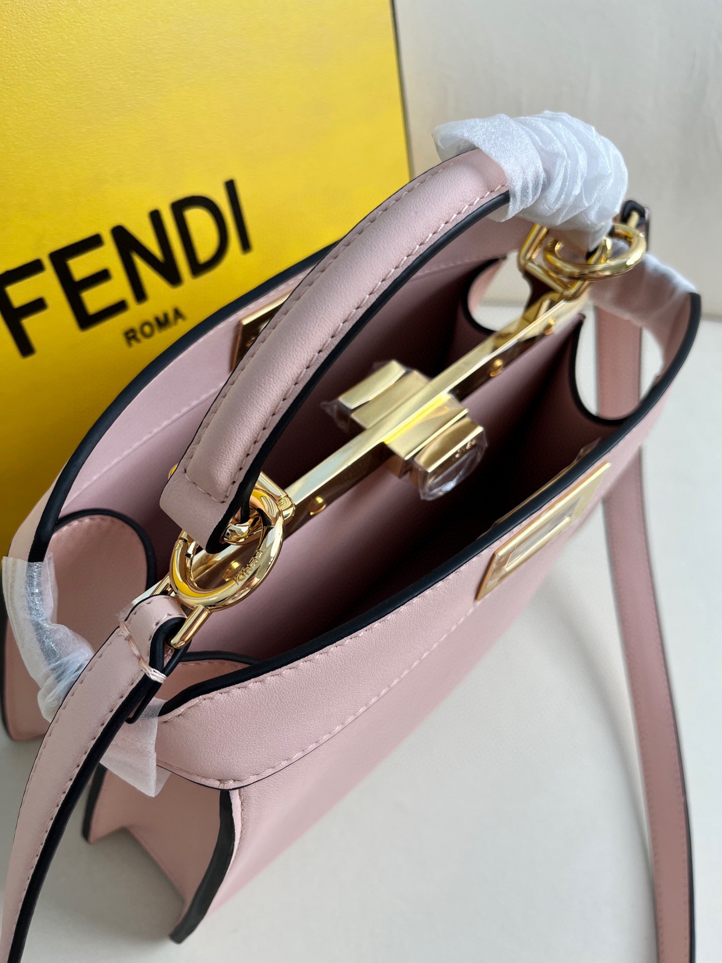 Peekaboo Iseeu 皮革手袋更多細節 Iconic Peekaboo ISeeU手袋，皮革材質，兩側綴以經典的扭鎖。柔和軟納帕皮革襯里，兩個隔層由硬質隔板隔開，配有系扣內部口袋和金色金屬件。手袋配有手柄和可調節、可拆卸式肩帶，可手提、肩背或斜挎。意大利製造 材質： 面料：牛皮革 里料：羊皮革 深度：11 長度 27 高度 21 
款號：0229