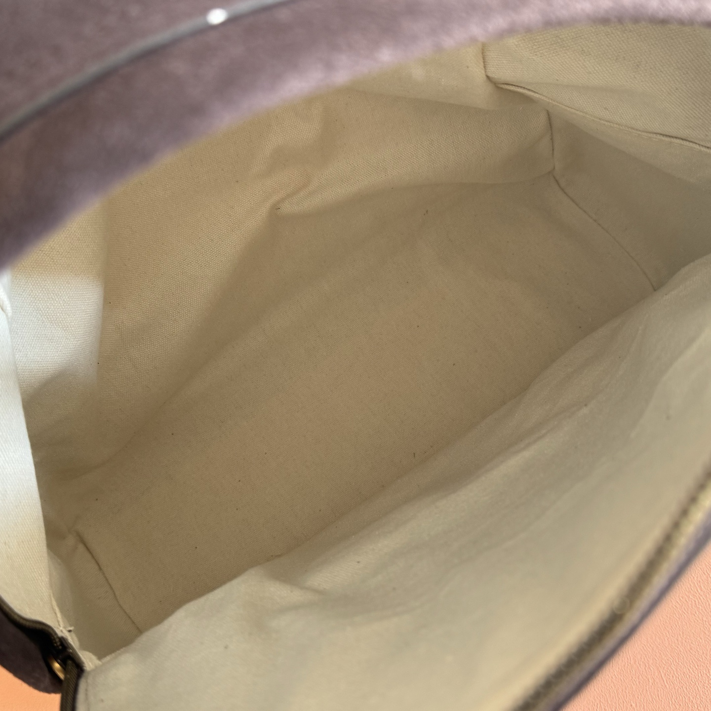 💋💋💋《配全套原廠專櫃包裝》【新品】Ophidia系列匠心選用白色配色，搭配經典廓形與新增功能性設計，甄選觸感柔軟的織物打造。這款背包以柔軟GG Supreme材質打造，匠心綴飾雙G標識和紅綠織帶細節。
