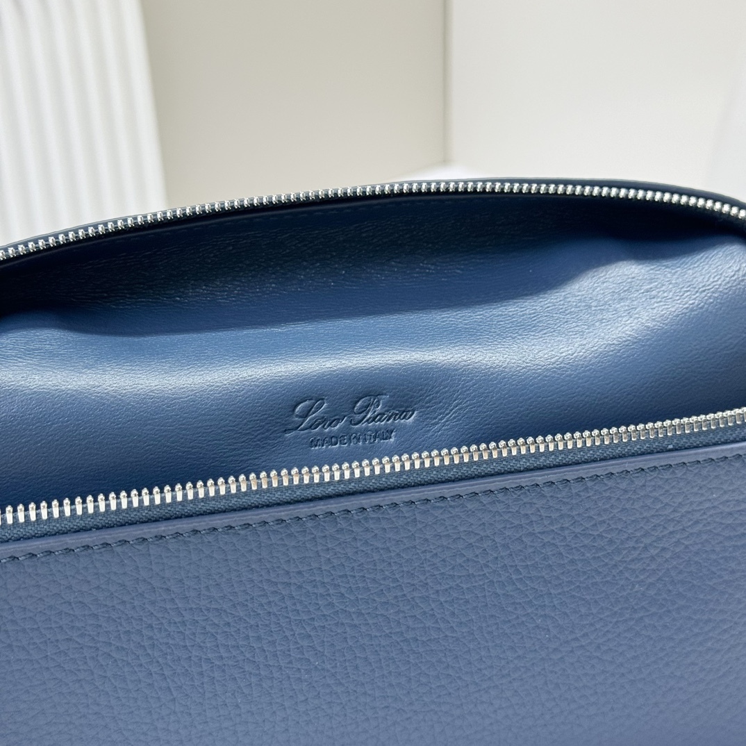 𝓛𝓸𝓻𝓸 𝓟𝓲𝓪𝓷𝓪諾悠翩雅
𝑬𝒙𝒕𝒓𝒂 𝑷𝒐𝒄𝒌𝒆𝒕 𝑳𝟏𝟗 
這是一款大開口結構的功能性設計的手拿包，經典風格和簡約設計的組合體。包身採用進口原廠小牛皮材質，輕微的錘紋呈現優雅的紋理，內里採用進口原廠小羊皮。皮革手柄和可拆卸肩帶，可打造出不同背法實用百搭。雙向拉鍊開合，搭配My Charms銀色金屬掛飾。（LP特級全鋼配件五金）
size：11×19×6.5cm
貨號：FAN4046
配套全套專櫃禮盒包裝🎁