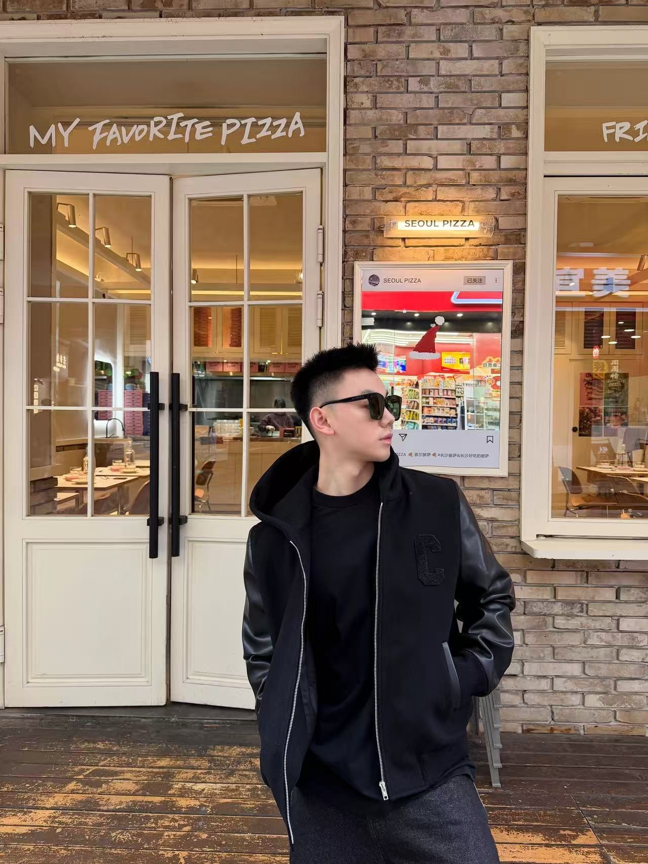 🔝CELINE賽琳CE 大C毛呢皮袖連帽外套
主體採用羊毛混紡面料，經特殊編織工藝打造，質地厚實而不失柔軟，呈現細膩的啞光光澤。羊毛纖維經過預縮處理，有效避免穿著後的變形與起球，同時保留天然的保暖性與透氣性。衣袖部分選用皮革，通過特殊處理賦予皮革細膩的粒面紋理與溫潤光澤，隨著穿著會逐漸形成獨特的使用痕跡，成為專屬的時光印記。內襯採用100%粘膠纖維，手感絲滑且垂墜感佳，與面料形成良好的內外呼應，提升穿著舒適度。
胸前C字貼飾採用毛巾繡工藝，以6mm粗細的紗線層層堆疊，形成飽滿的立體肌理。刺繡