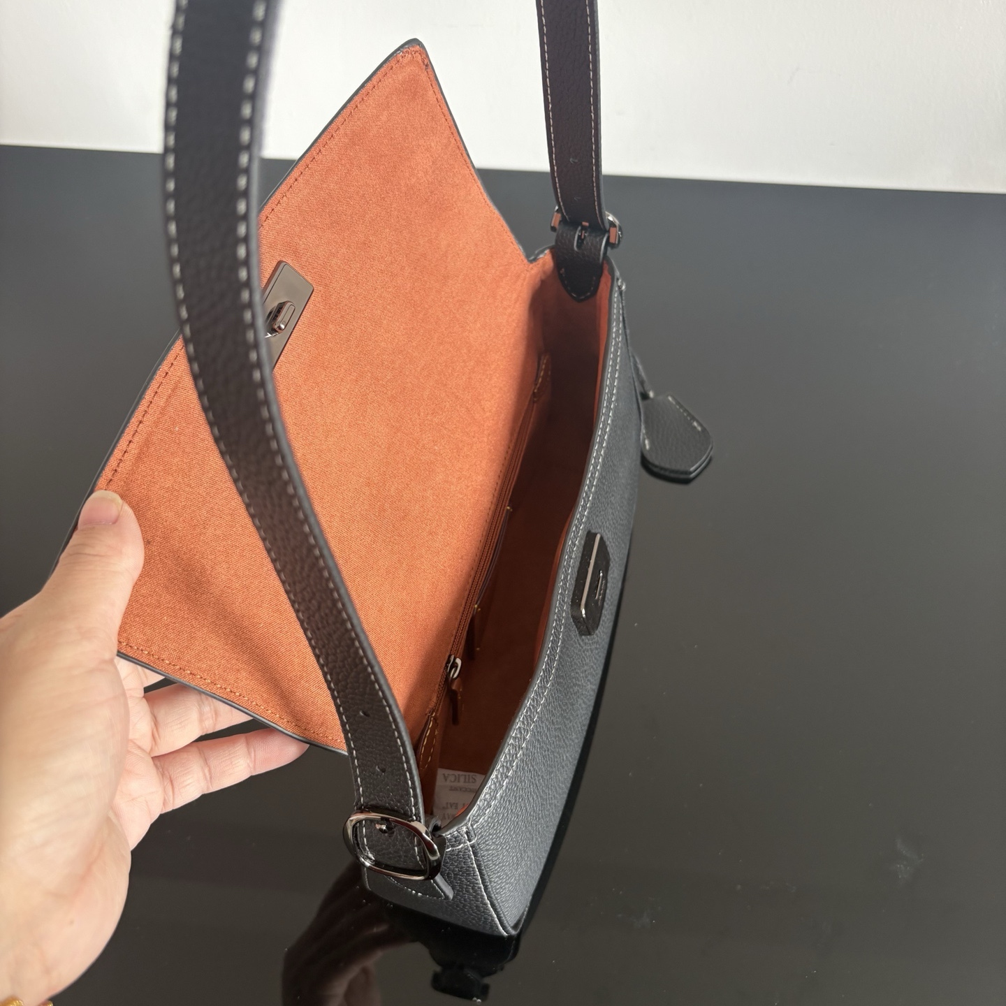 
【新品】COACH/蔻馳奧萊女士ETTA25號翻蓋單肩包腋下包高級通勤 CCV64尺寸25*13.5*6