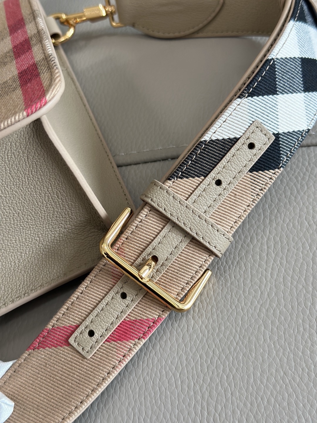 B家最新格紋挎包配上寬肩帶 💕肩帶長短可以自動調節，單肩斜挎包手拿，隨心所欲 
進口小牛皮拼帆布格紋實用性超絕，日常通勤、逛街出行，所需物品都能輕鬆裝下 尺寸24x17x9型號0251