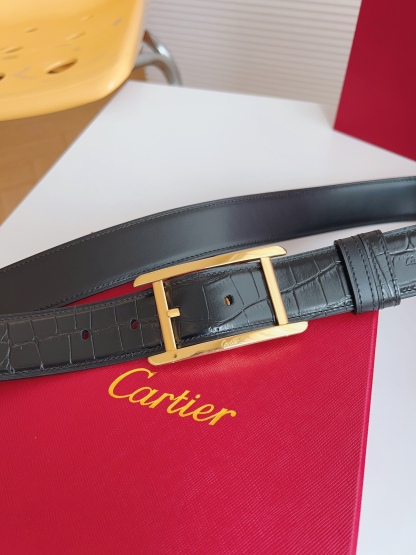 
Cartier（卡地亞）憑借匠心傑作展現與眾不同的美感，融合精湛工藝與經典設計，演繹雋永風格；瀟灑不羈，果敢獨立！此款式易搭配服飾；休閒正裝兩相宜。皮帶寬度：35mm